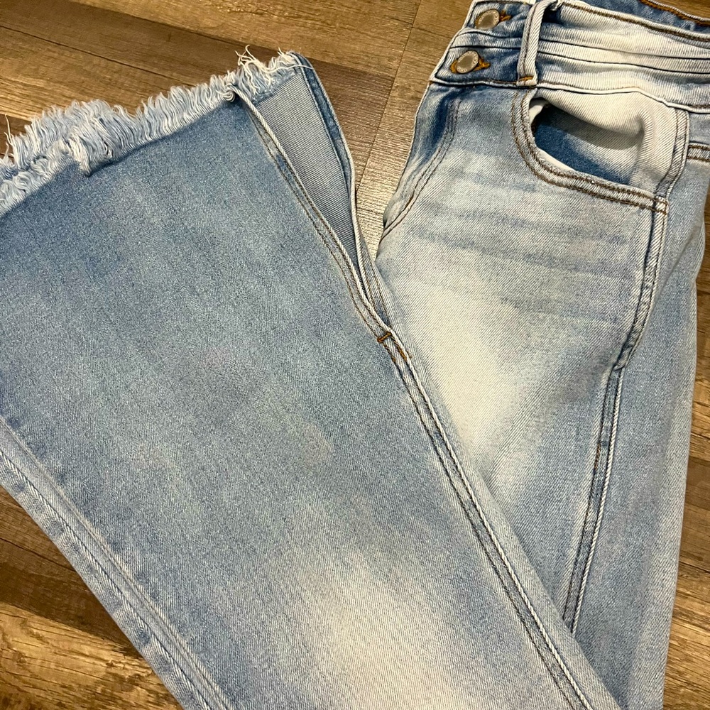 Kancan flared jeans with a slit in the side size 25.